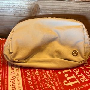 Lululemon everywhere belt bag